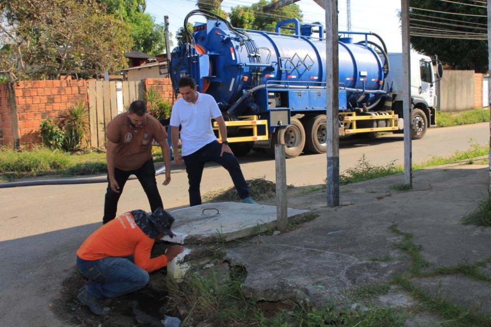 Prefeitura atua na prevenção de alagamentos com limpeza intensiva de bueiros em Parintins