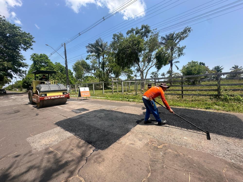 Recuperação asfáltica avança na rodovia Odovaldo Novo, em Parintins