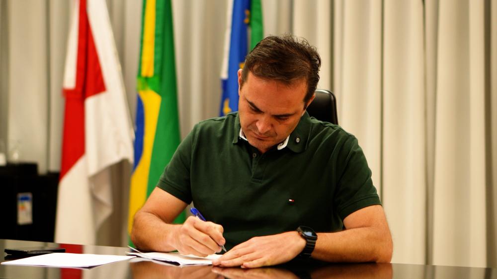 Prefeito Mateus Assayag assina Lei de Recuperação Fiscal para pessoas física e jurídica