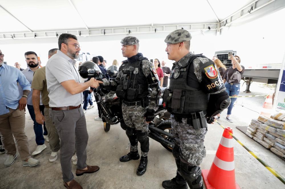 Durante entrega de viaturas e lanchas blindadas, Wilson Lima destaca apreensão recorde de drogas
