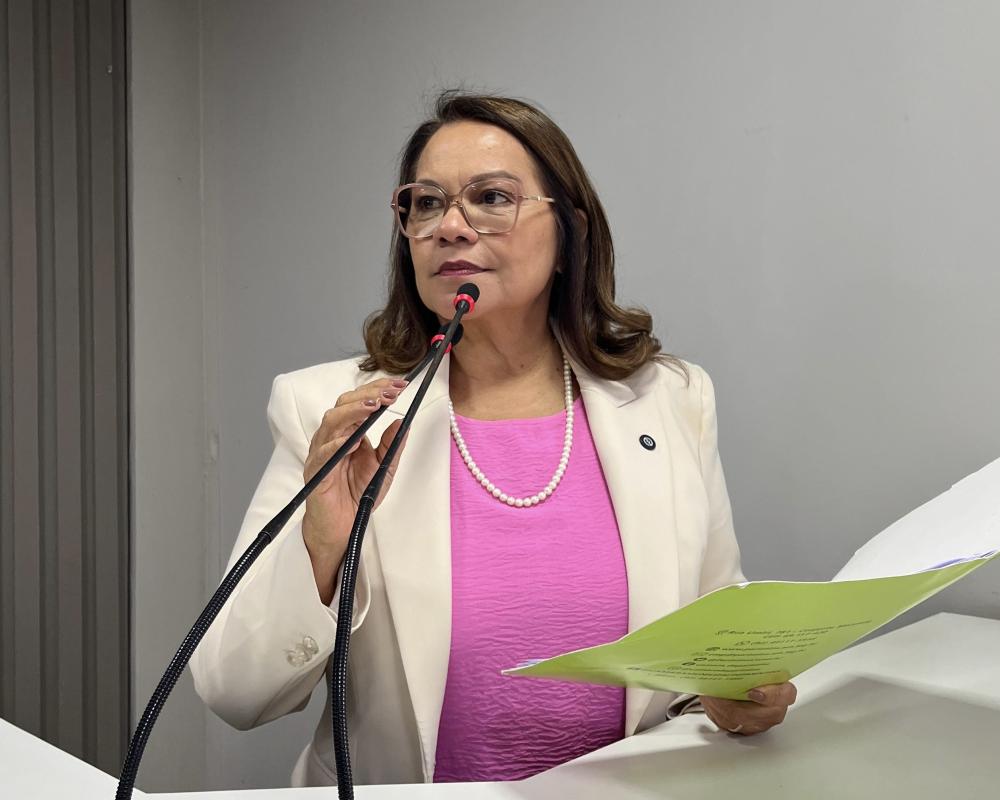 Márcia Baranda solicita criação do Programa de Reforço Escolar para alunos da rede municipal de Parintins