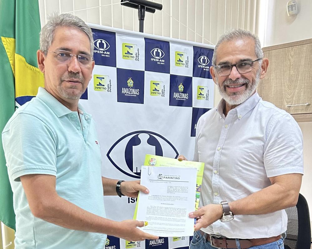 Vereador Julvan Medeiros entrega na capital o termo de cessão de terreno para Escritório do Ipem em Parintins