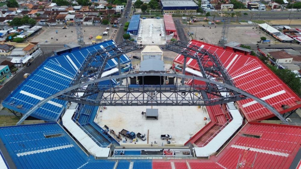 Calcinha Preta, Caprichoso e Garantido agitam hoje (14) a festa dos 173 anos de Parintins no Bumbódromo