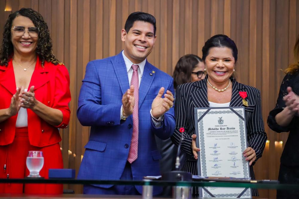 Prefeita Marina Pandolfo recebe a Medalha Ruy Araújo, maior honraria da Aleam