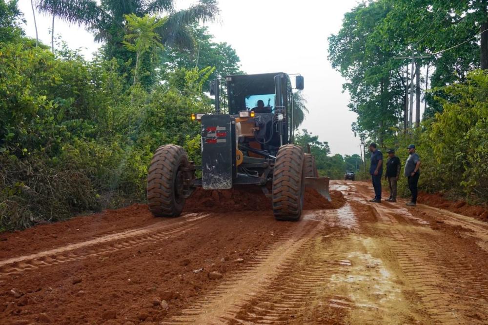 Mais 5 km de vicinais da Vila Amazônia recebem serviços de limpeza e regularização