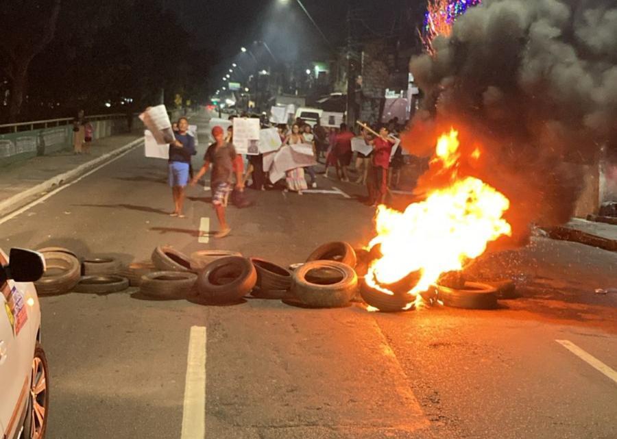 Protesto fecha Avenida Brasil após morte de jovem em ação da Rocam em Manaus