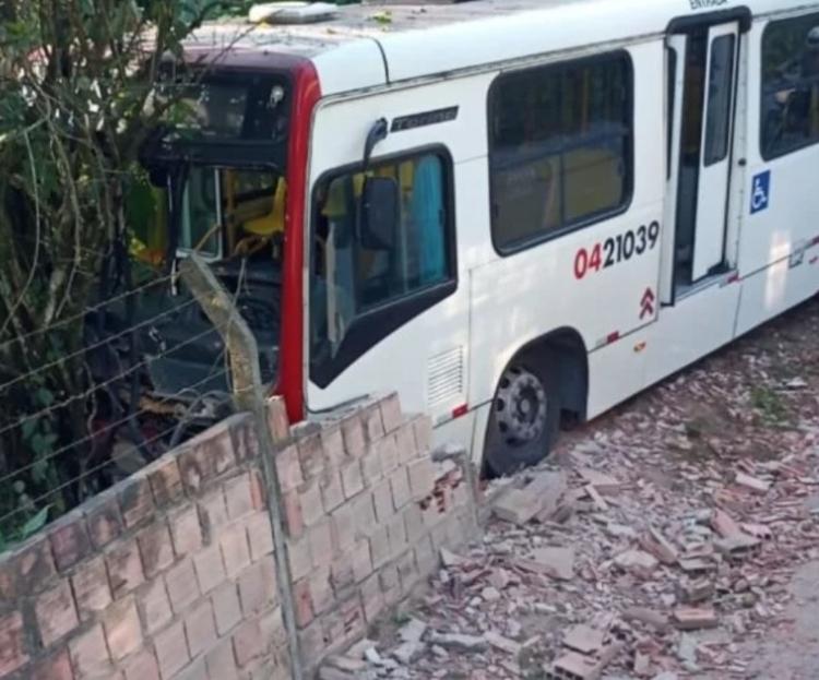 Ônibus colide contra muro e assusta passageiros na zona Leste de Manaus