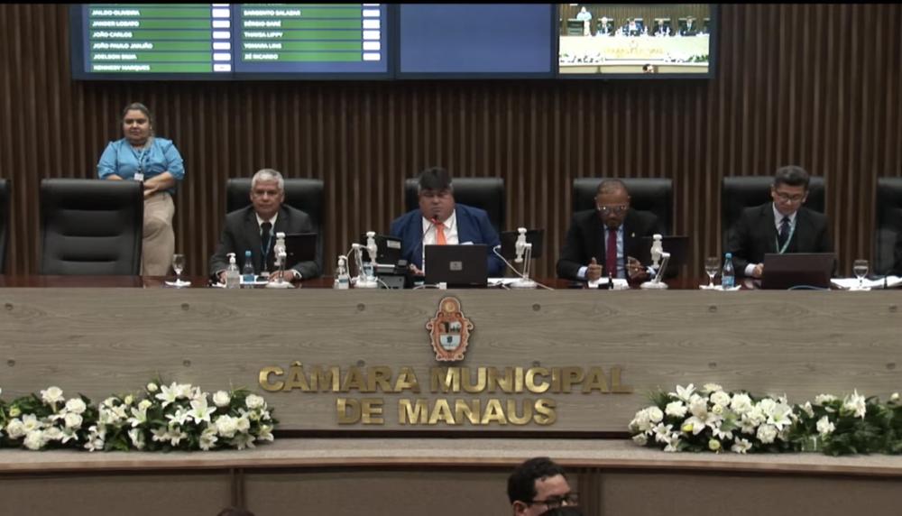 Em meio a protestos, Câmara de Manaus aprova aumento no tempo de contribuição de professores