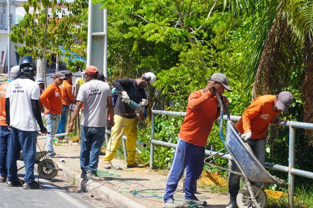 Prefeitura de Parintins realiza manutenção nas barreiras da ponte Amazonino Mendes