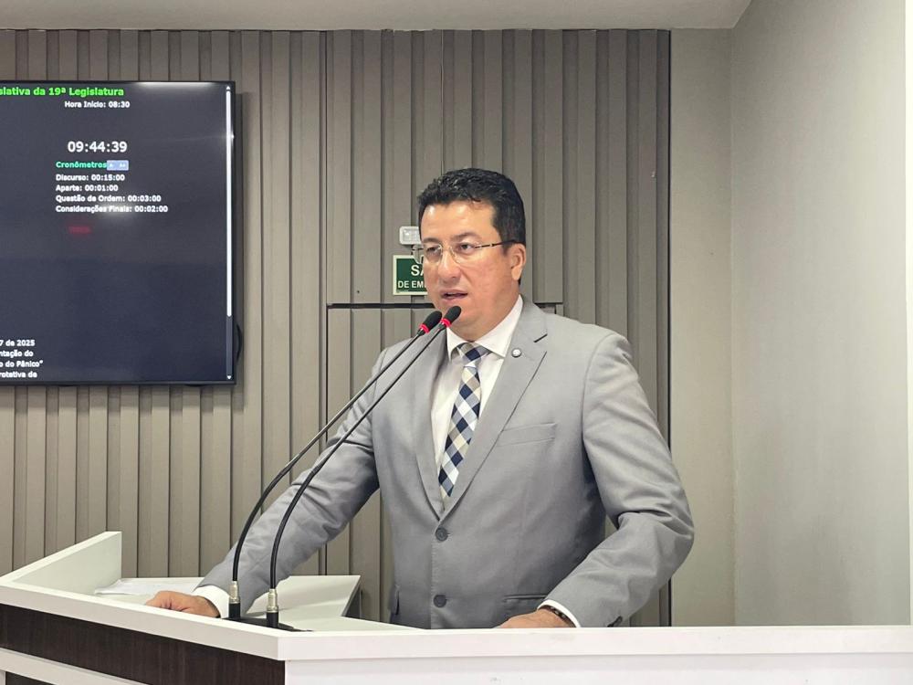 Fábio Cardoso propõe homenagem a Israel Paulain e pede internet via satélite para escolas e CAPS