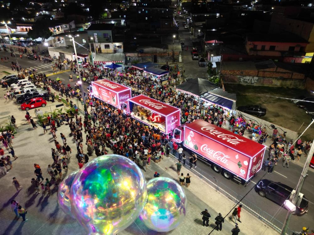 Caminhões iluminados da Caravana da Coca-Cola levam magia do Natal a quatro cidades do Amazonas