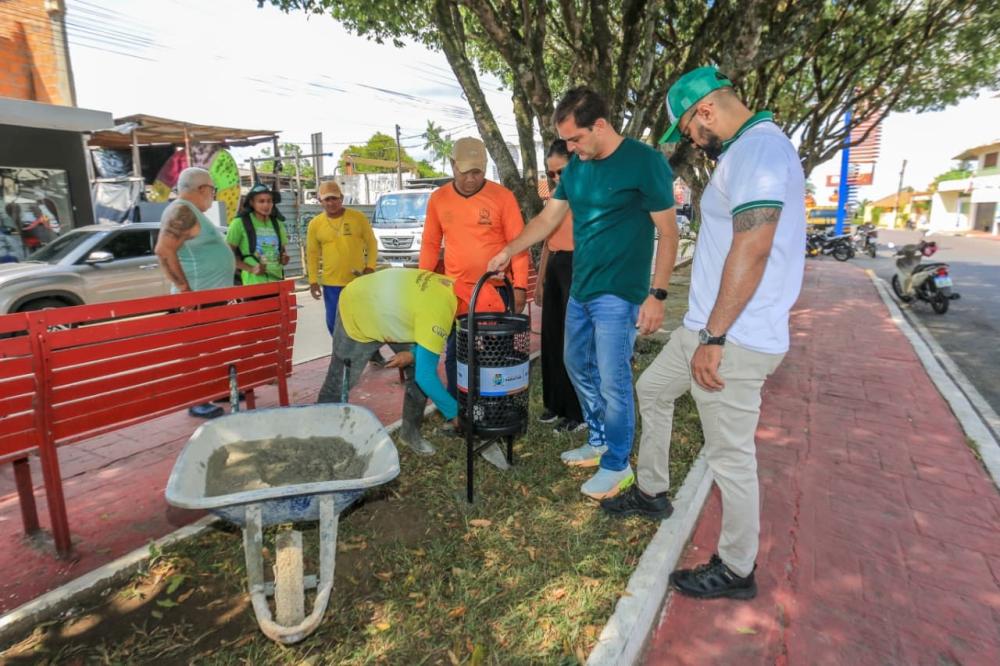 Mateus Assayag incentiva o descarte correto com instalação pioneira de lixeiras públicas em Parintins