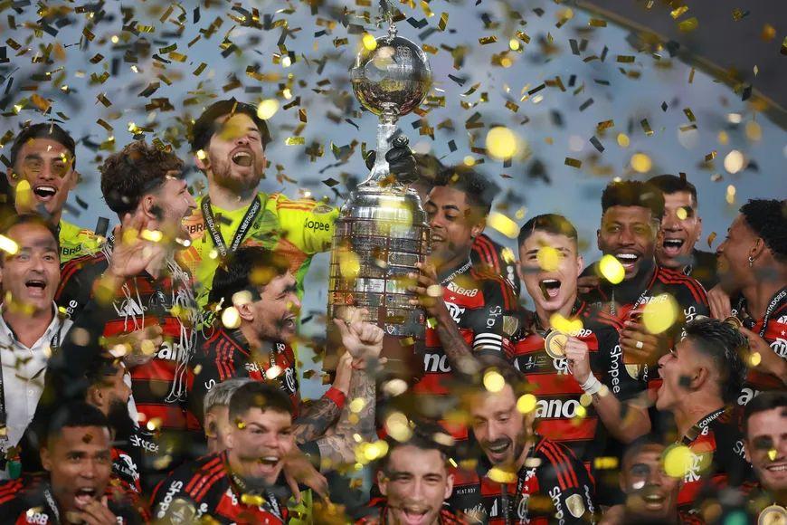 Flamengo derrota o Palmeiras em Lima e se torna o primeiro tetracampeão brasileiro da Libertadores