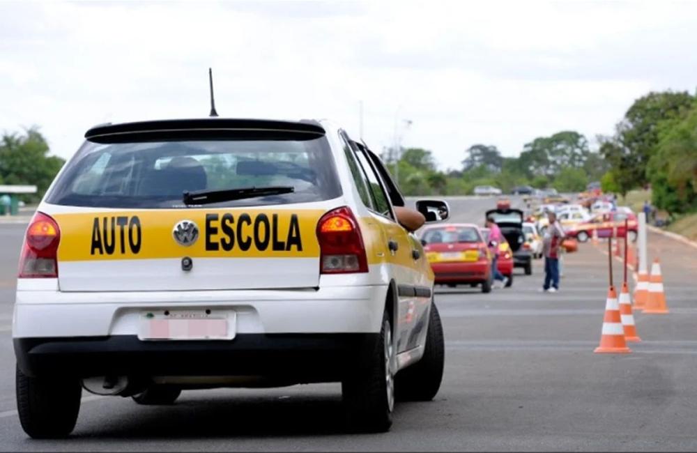 Contran acaba com aulas obrigatórias em autoescolas e muda regras para tirar a CNH