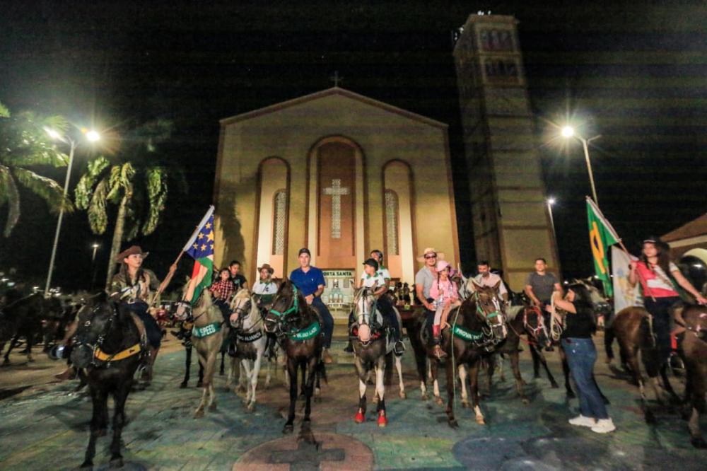 Cavalgada marca abertura oficial da 38ª Expopin em Parintins