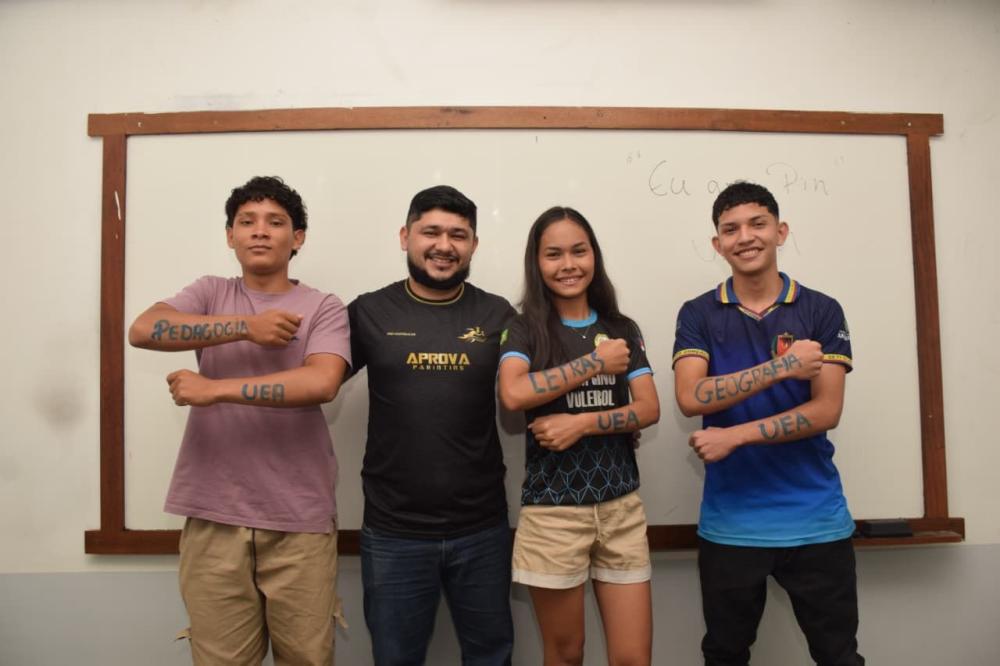 Alunos do curso pré-vestibular da Prefeitura de Parintins comemoram aprovação no Macro e SIS da UEA