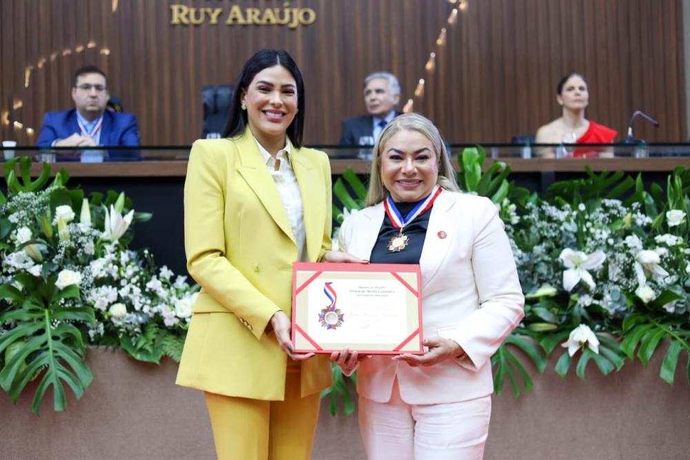 Mayra Dias concede Medalha do Mérito Legislativo à secretária Zeila Cardoso de Parintins