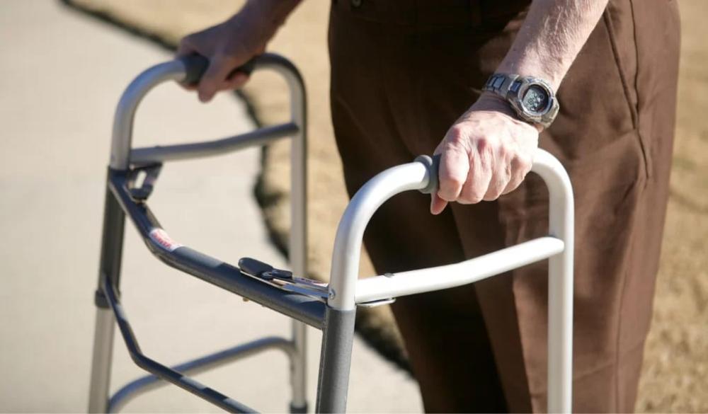 Márcia Baranda propõe programa para reaproveitar e doar tecnologias assistivas a idosos em vulnerabilidade