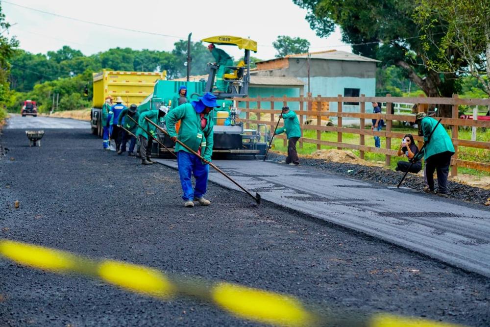 Gestão Mateus Assayag inicia asfaltamento e transforma acesso na região do Macurany