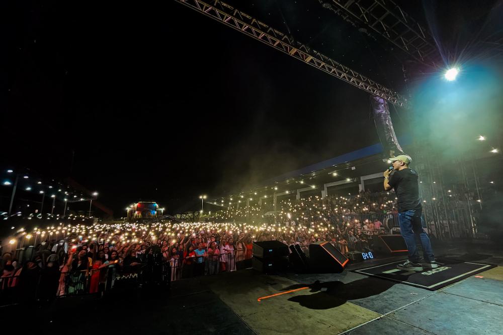 Mais de 8 mil pessoas lotam o Anfiteatro Sila Marçal em show de Davi Sacer no ‘Adora Parintins’