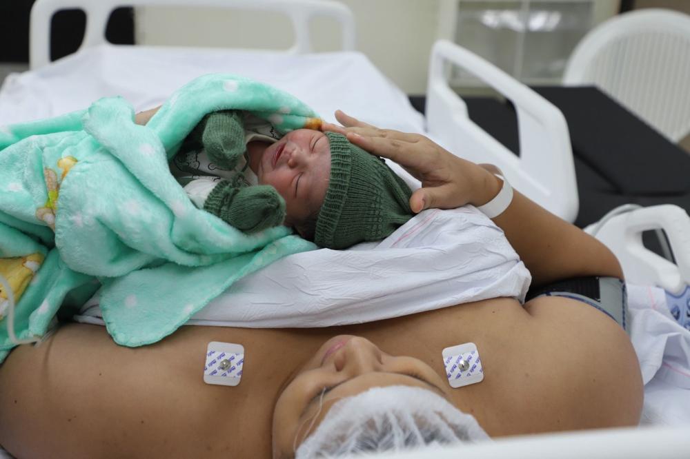 Primeiro bebê amazonense de 2026 nasce em Manaus poucos minutos após a virada do ano