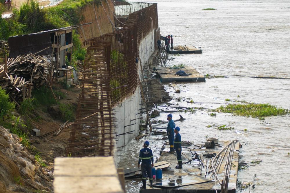 Muro de arrimo da orla de Parintins avança e obra chega 50% de execução