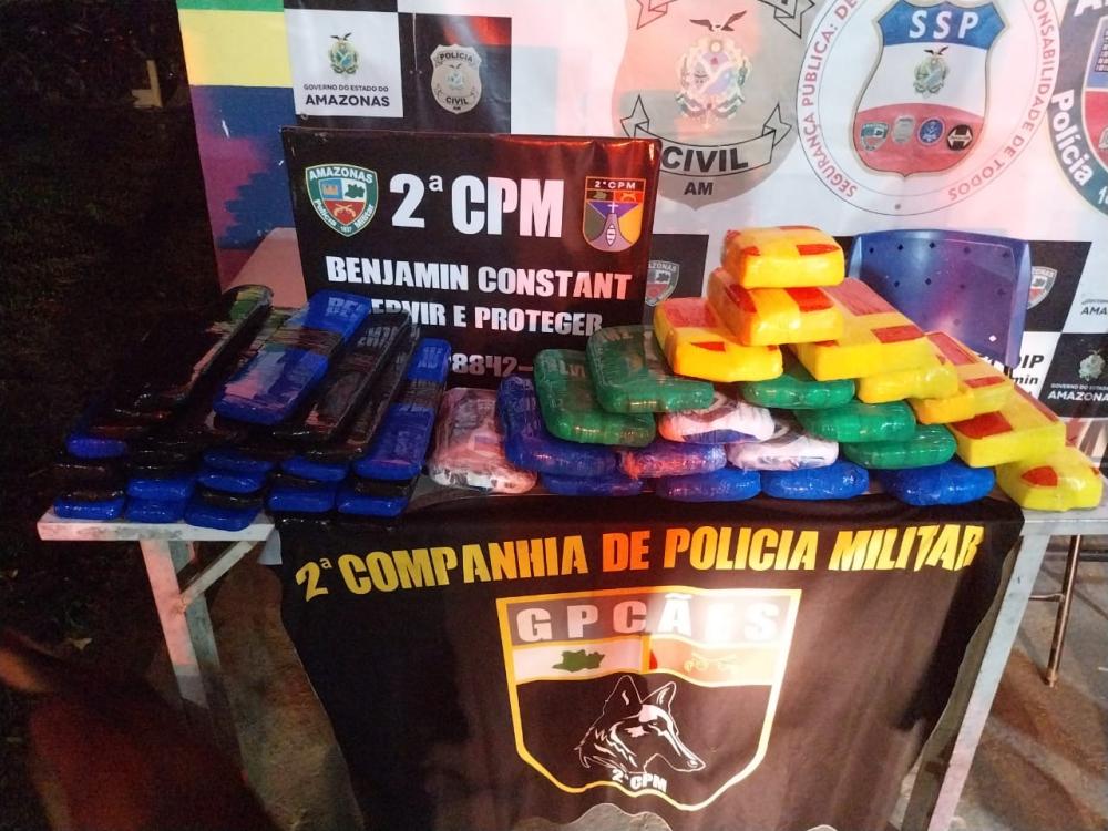 Quarteto é preso no Solimões com 42 kg de cocaína em barco no interior do Amazonas