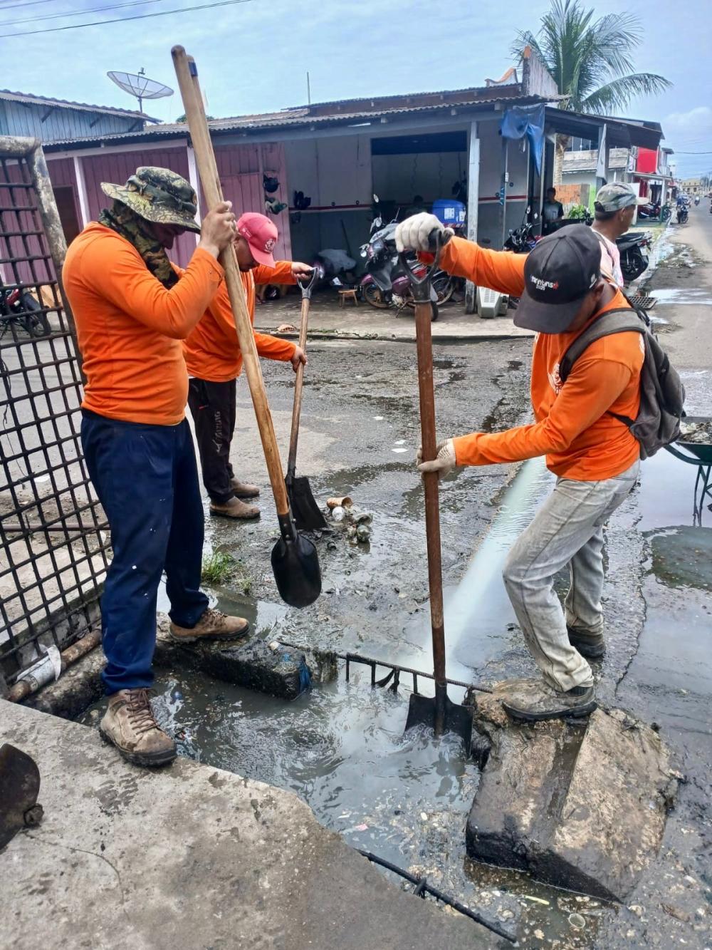 Prefeitura intensifica limpeza de bueiros para reduzir riscos de alagamentos em Parintins