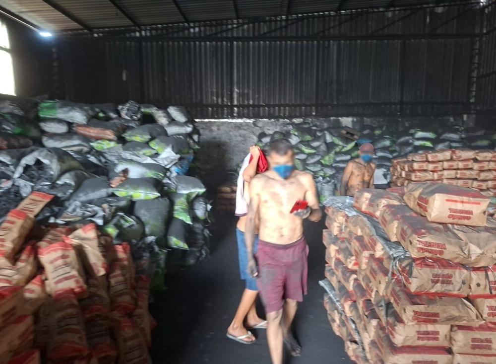 Empresa de carvão é multada em R$ 122 mil e tem atividades embargadas em Manaus