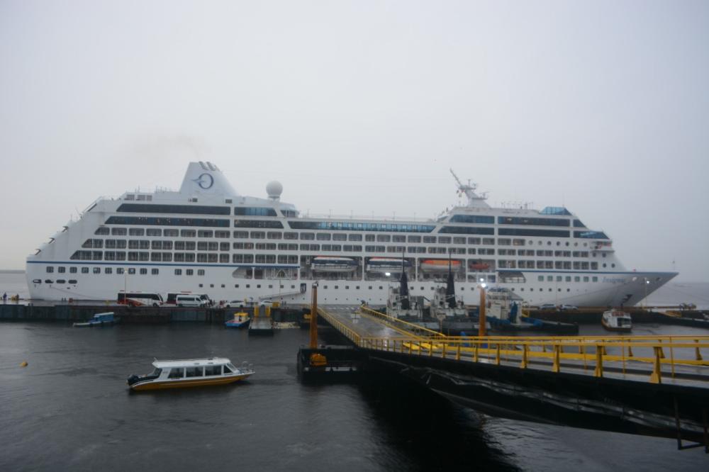 Temporada de cruzeiros 2026 começa com chegada do MS Insígnia ao Porto de Manaus