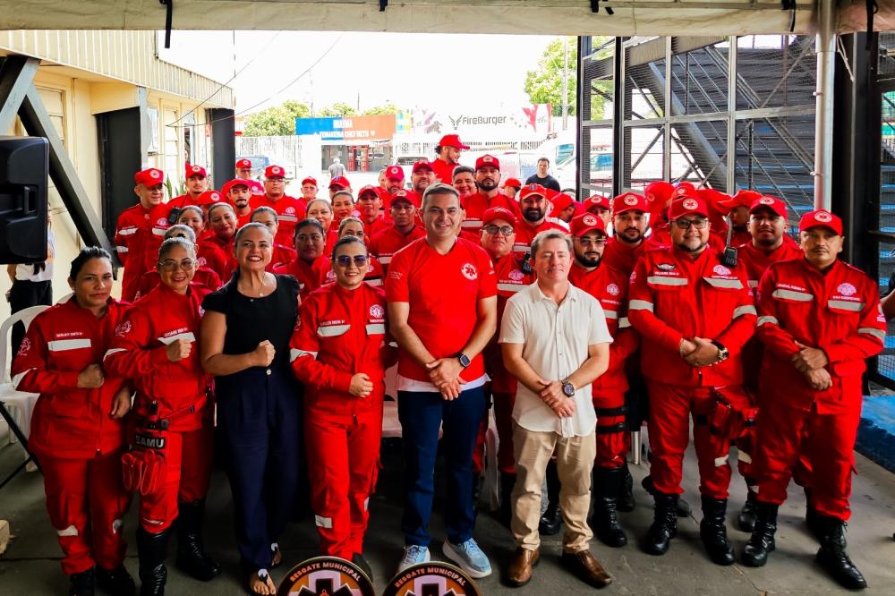 Mateus e Vanessa entregam novo fardamento ao Serviço de Resgate de Parintins