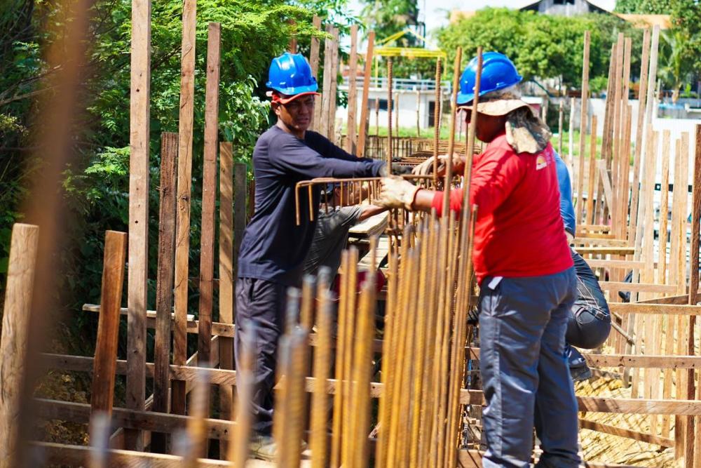 Prefeitura avança com muro de arrimo para conter barrancos na orla de Parintins