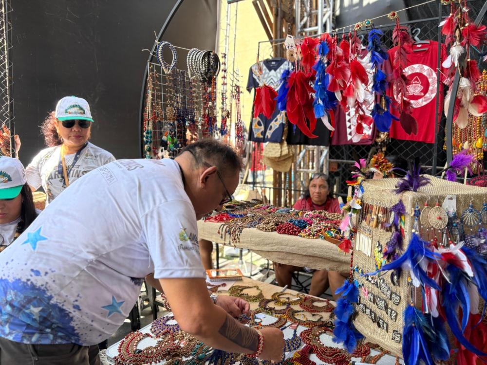 Feira indígena leva arte ancestral ao Carnaboi e movimenta torcedores no Sambódromo