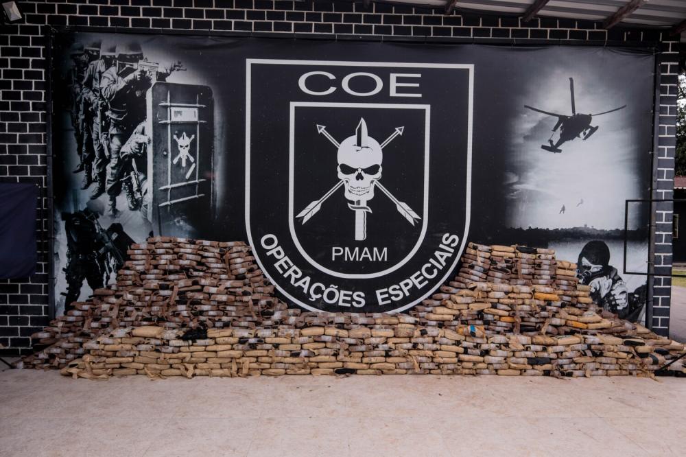 PM apreende 1 tonelada de drogas e armas no Rio Negro; três policiais militares estão entre os presos