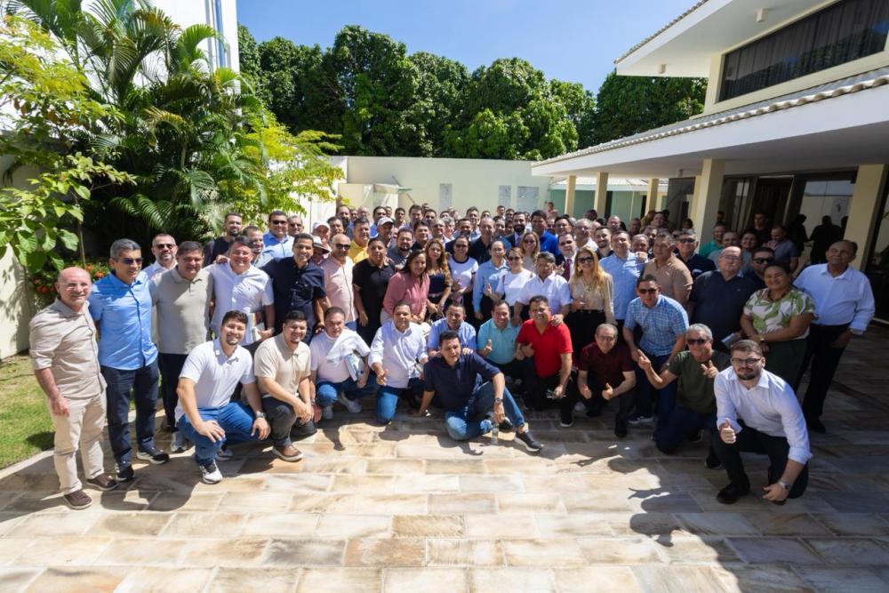 Omar Aziz reúne mais de 100 lideranças e amplia articulação para 2026