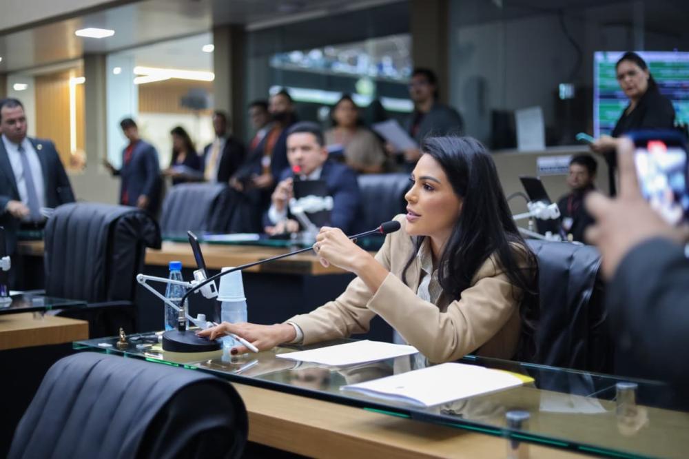 Deputada Mayra Dias cobra solução para salários atrasados na UTI de Parintins