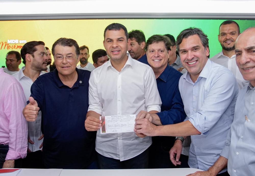 Saullo Vianna troca União Brasil pelo MDB em ato com lideranças nacionais