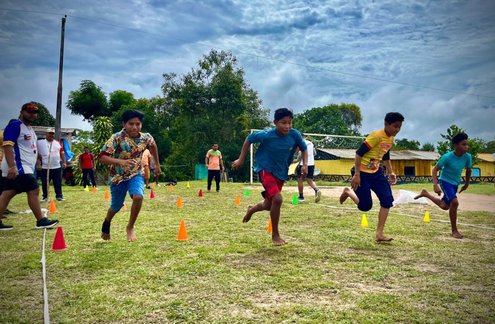 Seletiva de atletismo reúne mais de 100 estudantes indígenas em comunidade rural de Parintins