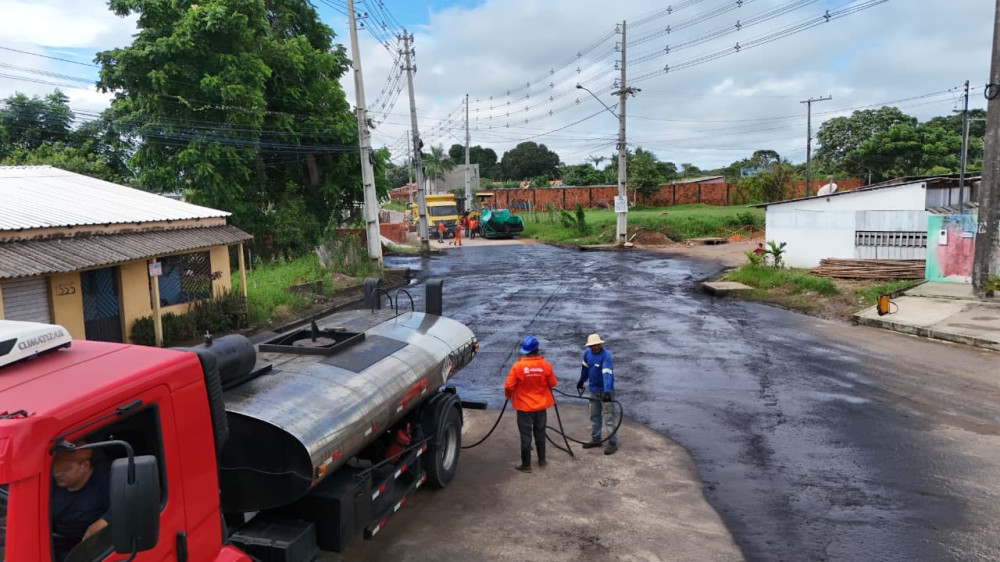 Prefeitura de Parintins inicia asfaltamento no trecho entre a Estrada Eduardo Braga e a rua Massaranduba