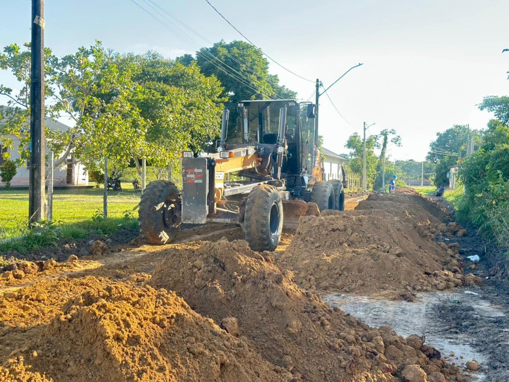 Prefeitura inicia obras de terraplanagem no bairro Pascoal Alaggio, em Parintins