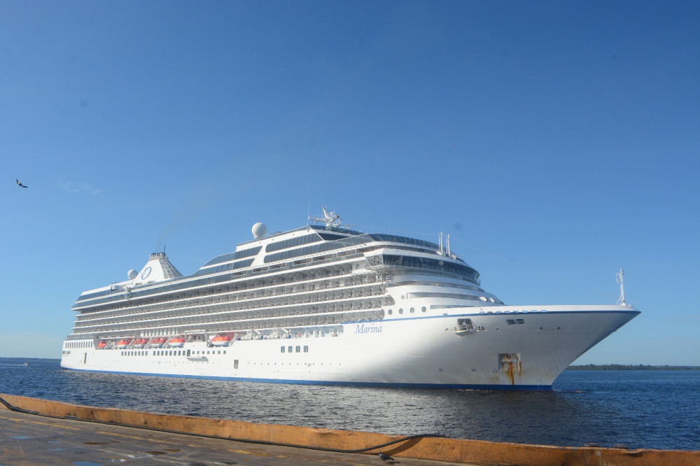 Maior cruzeiro da temporada atraca em Manaus com mais de 1,8 mil visitantes