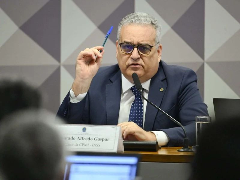 Relator da CPMI do INSS pede indiciamento de ex-ministros de Lula e Bolsonaro