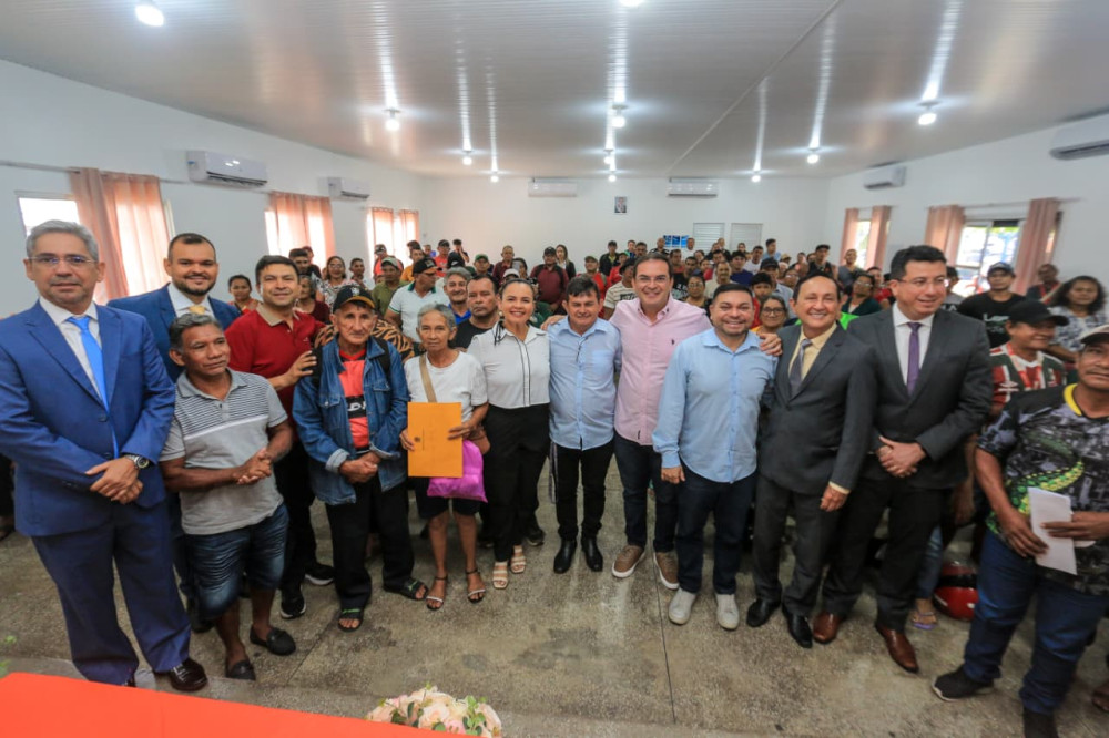 Parintins entrega títulos definitivos e garante posse da terra a famílias da Vila Amazônia