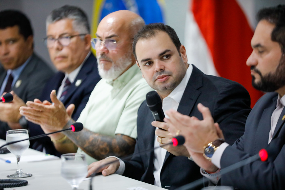 Governador interino anuncia cancelamento de contratos com empresas ligadas à sua família no AM