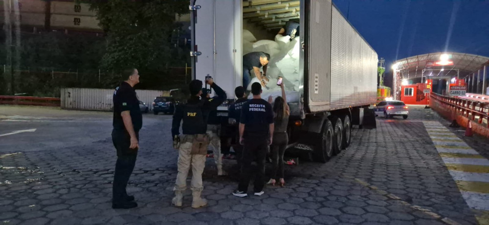 Polícia intercepta 150 kg de maconha escondidos em semirreboque em Manaus