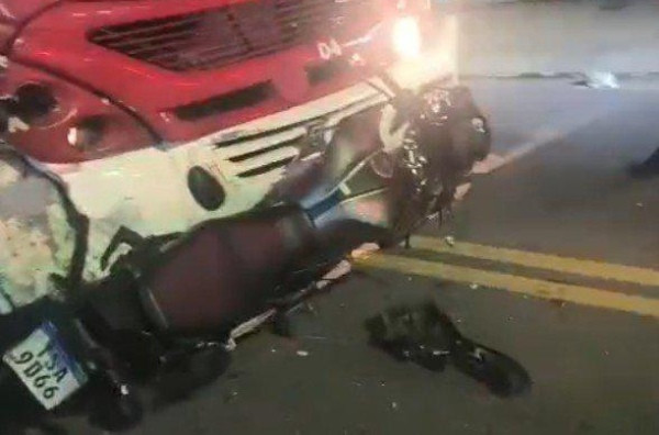 Acidente entre moto e ônibus deixa mulher morta e homem ferido em Manaus