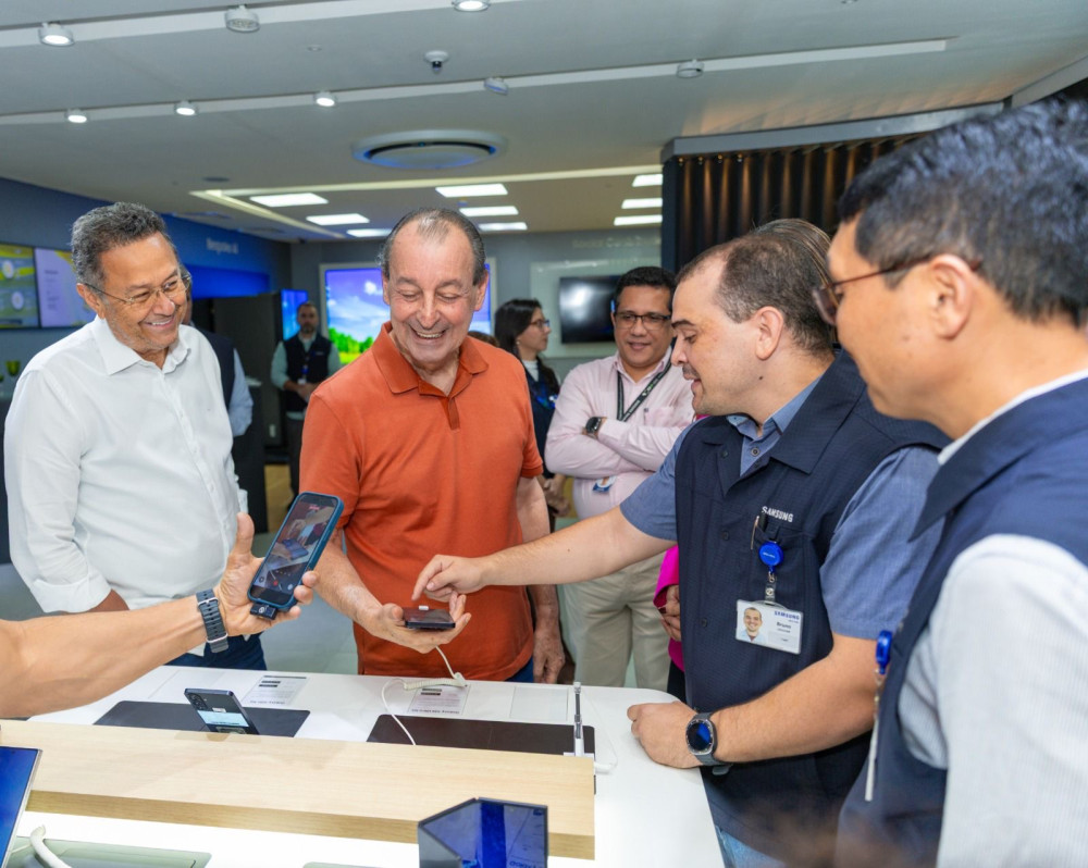 Omar Aziz visita fábrica da Samsung em Manaus e reforça importância da Zona Franca