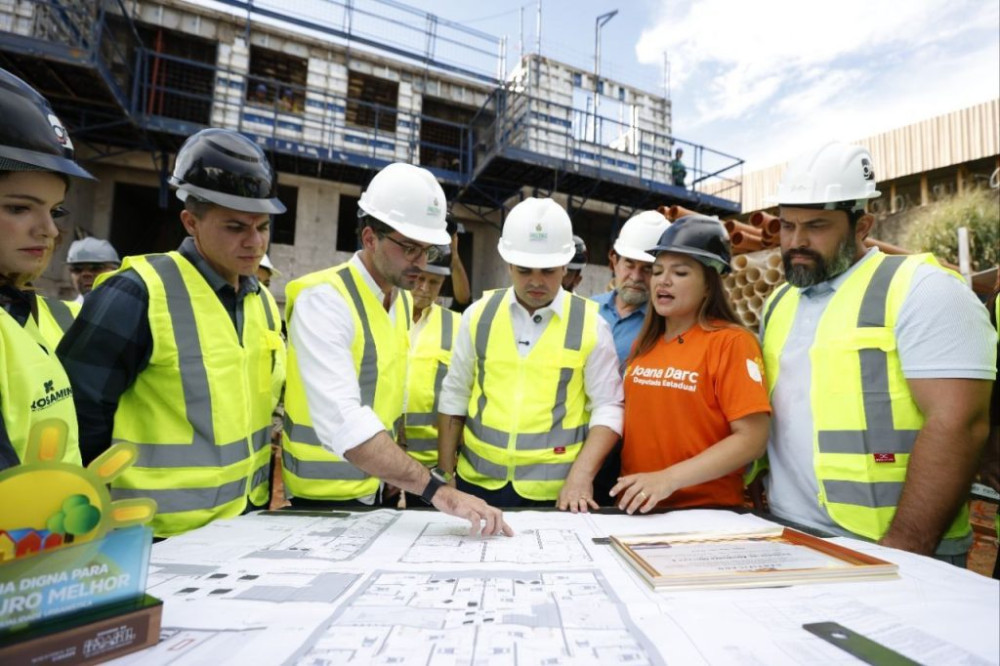 Roberto Cidade vistoria obra habitacional e reforça continuidade de projetos no Amazonas