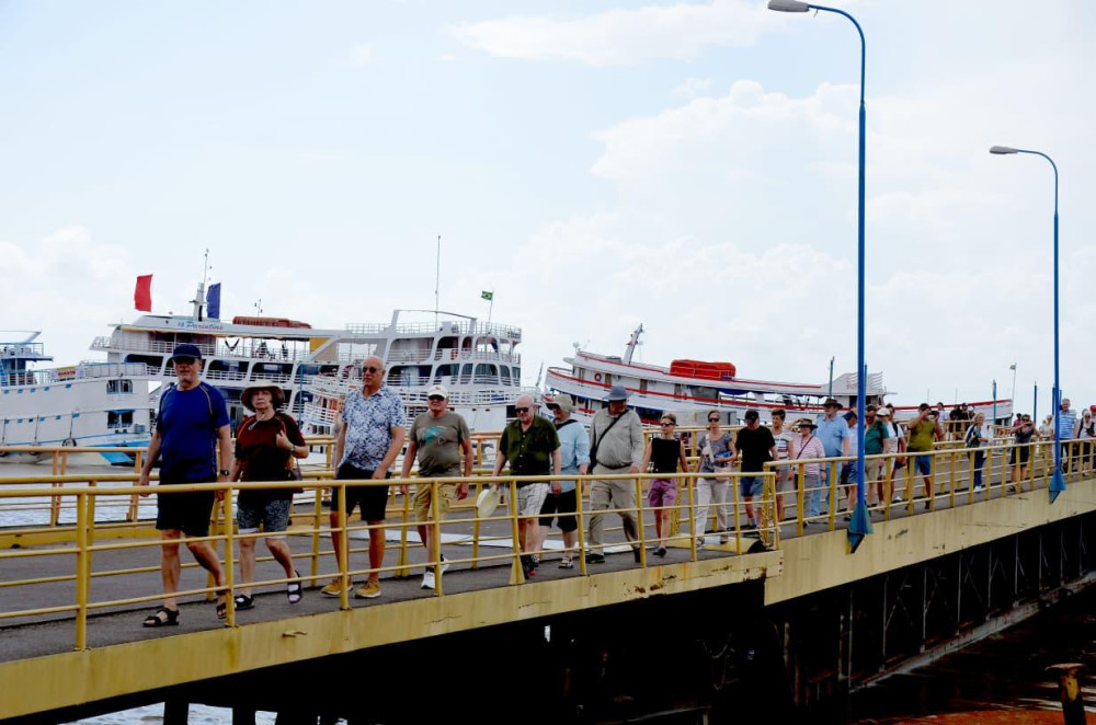 Temporada de cruzeiros leva 4 mil turistas a Parintins e impulsiona economia local