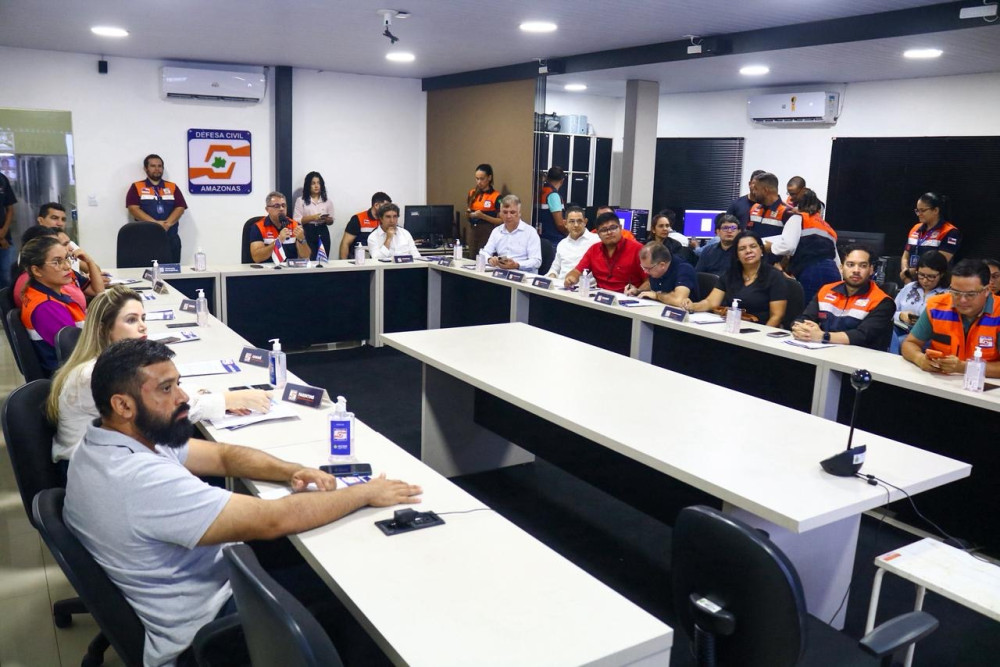 Defesa Civil reúne prefeitos e define plano para enfrentar vazante no Amazonas em 2026